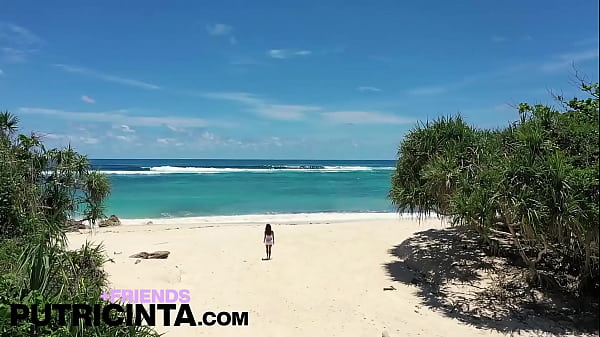 Putri Cinta nakedly strolled along the sandy beach